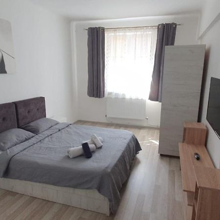 Aeroport Accommodation Bacău Esterno foto
